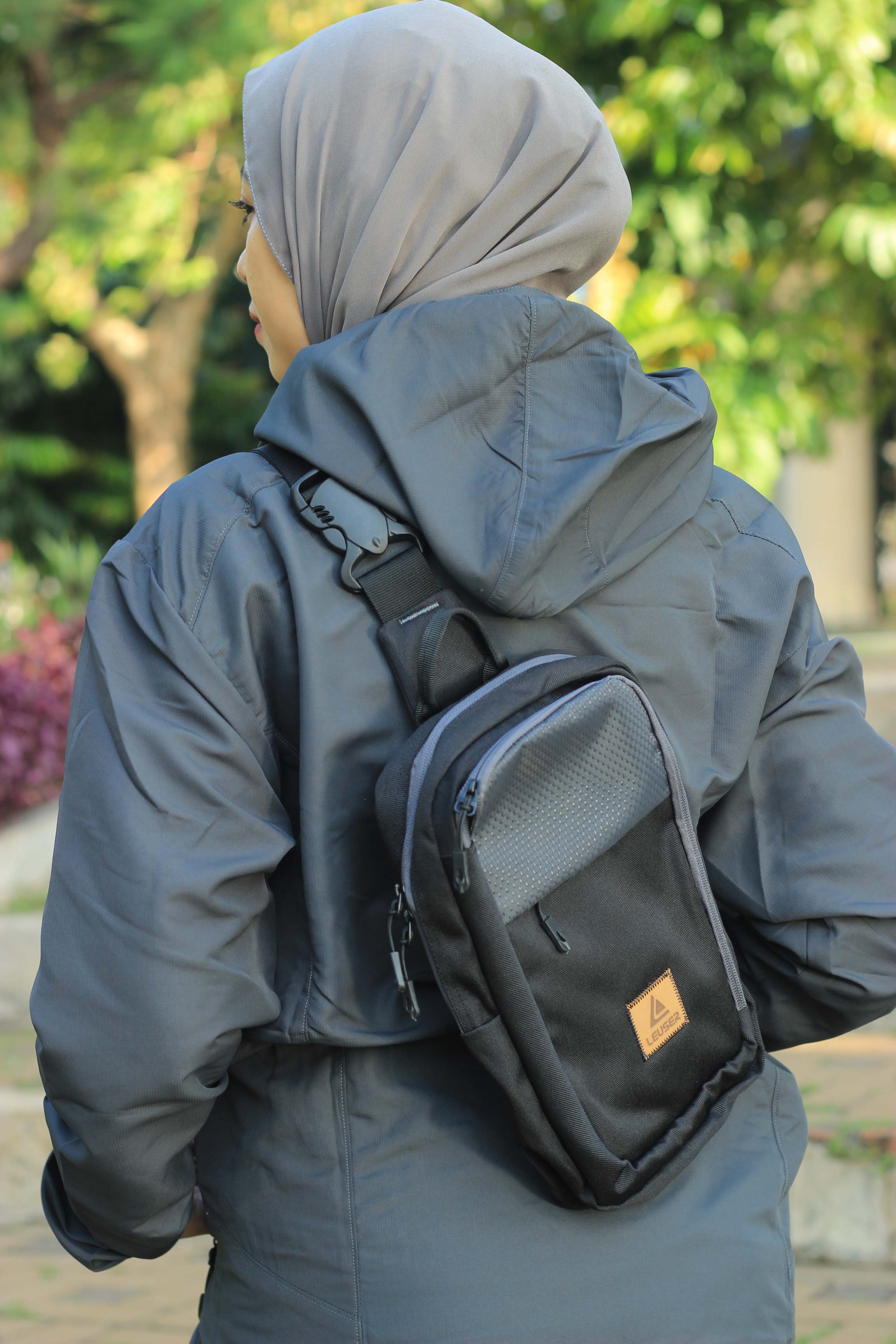 LEUSER SLING BAG WOYLA